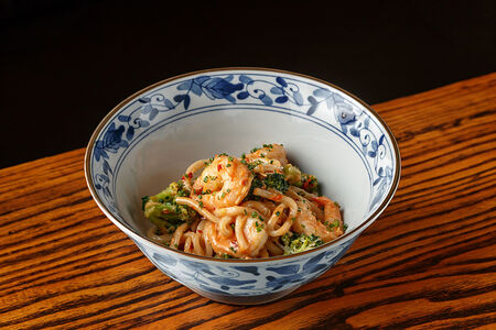 Удон с креветками и сливочным кимчи-соусом
