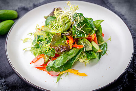 Салат овощной со шпинатом