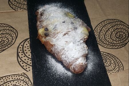 Круассан шоколадный с вишней