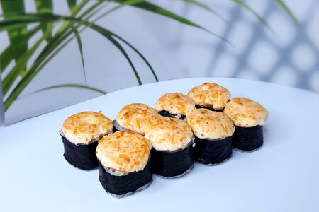 Запеченный мини-ролл со снежным крабом