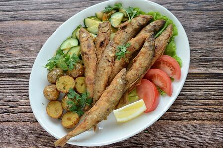 Жареная корюшка с картофелем