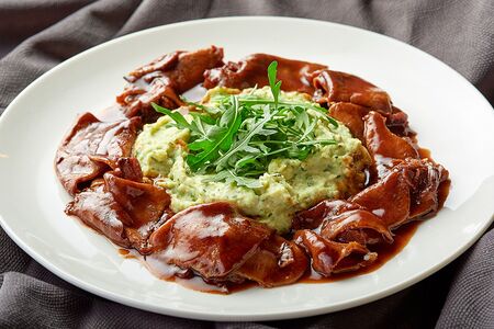 Телячий язык под фирменным соусом