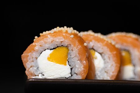 Филадельфия ролл с лососем и тайским манго