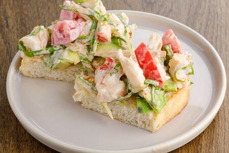 Брускетта с крабом и авокадо