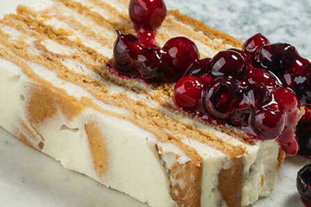 Медовик с лесными ягодами