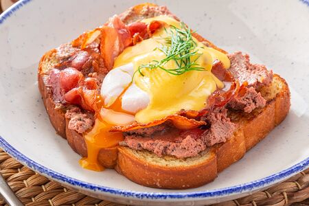 Яйцо бенедикт с беконом