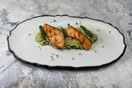 Ризотто с татаки из лосося со спаржей