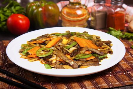 Говядина соломкой острая с овощами