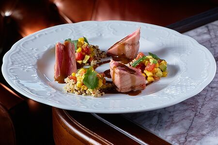 Стейк из тунца с киноа и кукурузой