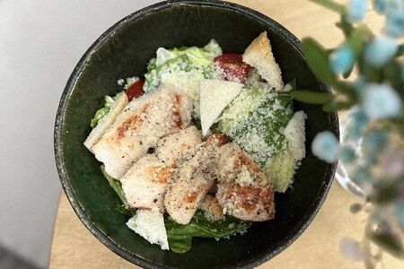 Салат Цезарь с курицей