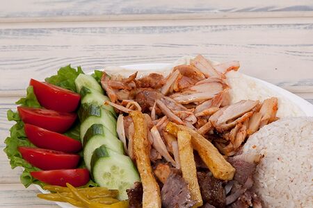 Донер на тарелке из курицы