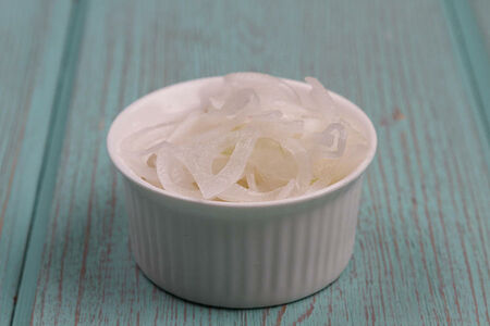 Лук маринованный белый