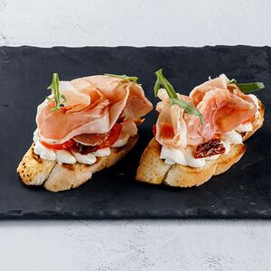 Брускетта с хамоном и томатами