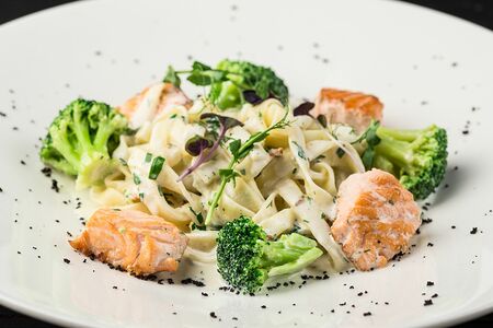 Паста с лососем и брокколи