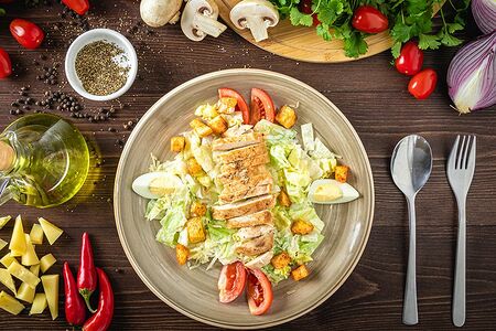 Салат Цезарь с курицей