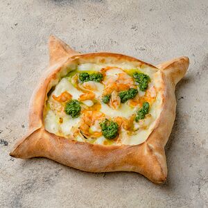 Хачапури Джари с креветками и грузинским песто