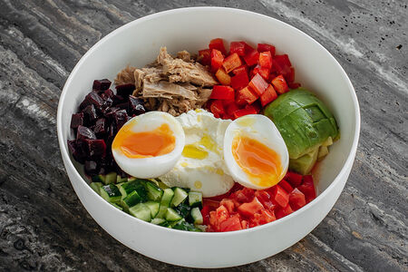 Салат с тунцом, авокадо, свеклой, каймаком