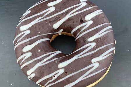 Донат с шоколадной начинкой