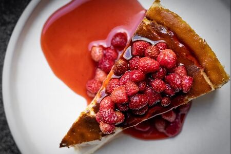 Чизкейк Сан-Себастьян с земляникой