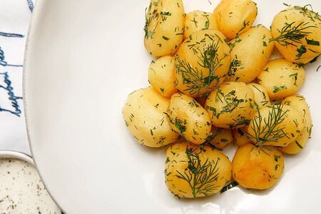 Молодой картофель со сметаной и щучьей икрой