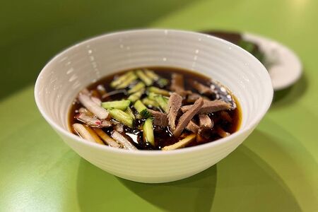 Окрошка с говяжьим языком или курицей, с ржаным хлебом