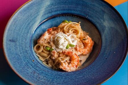 Паста с тигровыми креветками в соусе розе