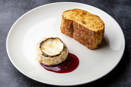 Запеченный камамбер с трюфельной пастой и чиабаттой