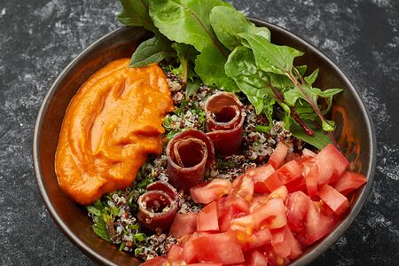 Салат с киноа и с бастурмой