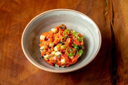 Тартар из малосольного лосося с огурцом