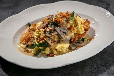 Жареный хлеб с жульеном из грибов и трюфелем