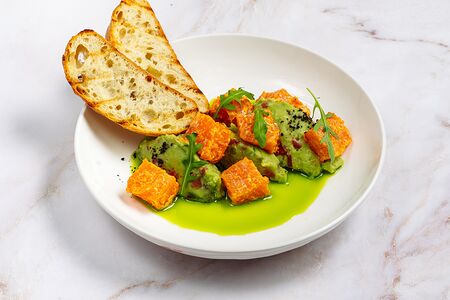 Гуакамоле из авокадо с лососем спайси