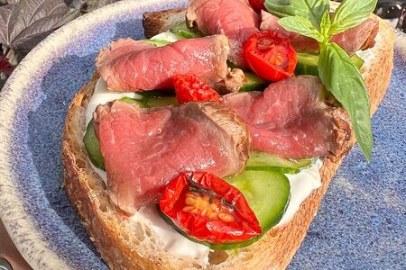 С ростбифом из говяжьей вырезки