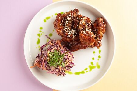 Кисло-сладкие куриные крылья с салатом