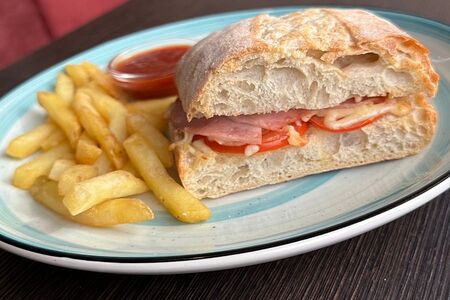 Сендвич с ветчиной на чиабатте