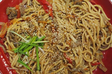 Поккым мён с курицей