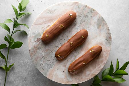 Эклер шоколадный