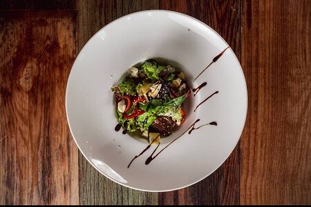 Теплый салат с телятиной и баклажанами