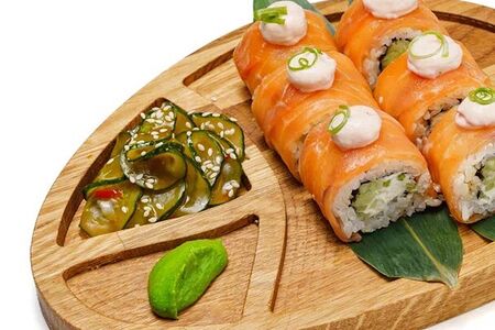 Роллы с лососем и творожным сыром