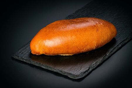 Пирожок с луком и яйцом