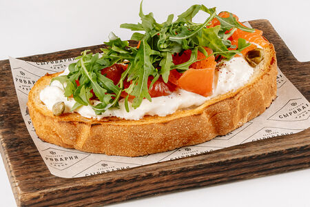 Брускетта со Страчателлой и лососем