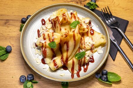 Блинчики с клубничным соусом