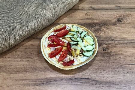 Пицца с летним салатом