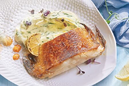 Большой стейк из палтуса с пюре и шпинатом