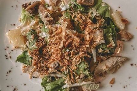 Салат с курицей и ананасом