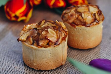 Тарталетка с яблоком или клубникой