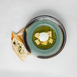 Куриный бульон с горошком и яйцом пашот