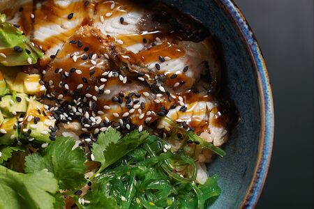 Поке с угрем на рисе