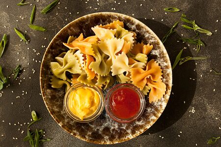 Цветные макароны с сырным и томатным соусами