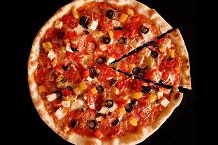 3 пиццы яхтенная. Пицца катер. Необычная пицца. Калининград пиццерия. 3 пиццы яхтенная.