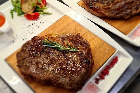 Стейк Бейсбол с картофельным пюре и луком фри